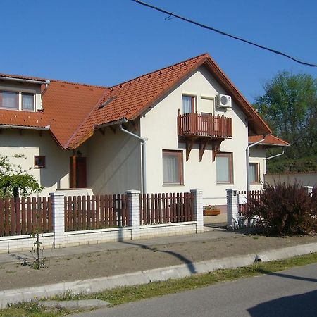 Csipkehaz Apartman Cserkeszőlő Exterior foto