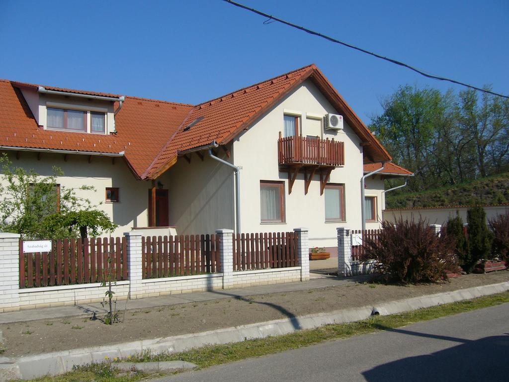 Csipkehaz Apartman Cserkeszőlő Exterior foto